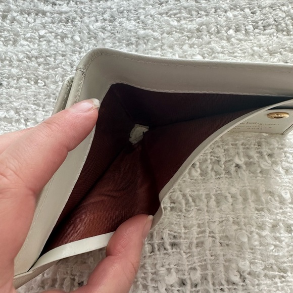 Authentic Ferragamo white bifold - Picture 8 of 10